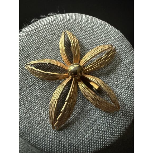 Vintage MCM Mid Century Modern Gold Tone Flower Brooch Pin Capsule Old Money - Picture 2 of 4